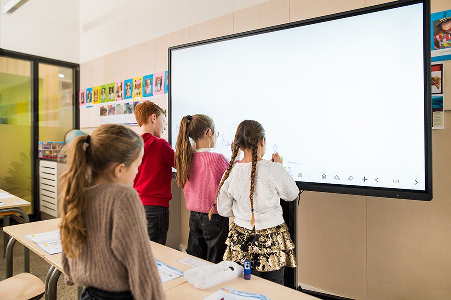 Lifestylebild von interaktiven Displays in einem Klassenzimmer