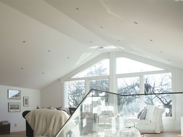 Living area with hidden speakers in the ceiling