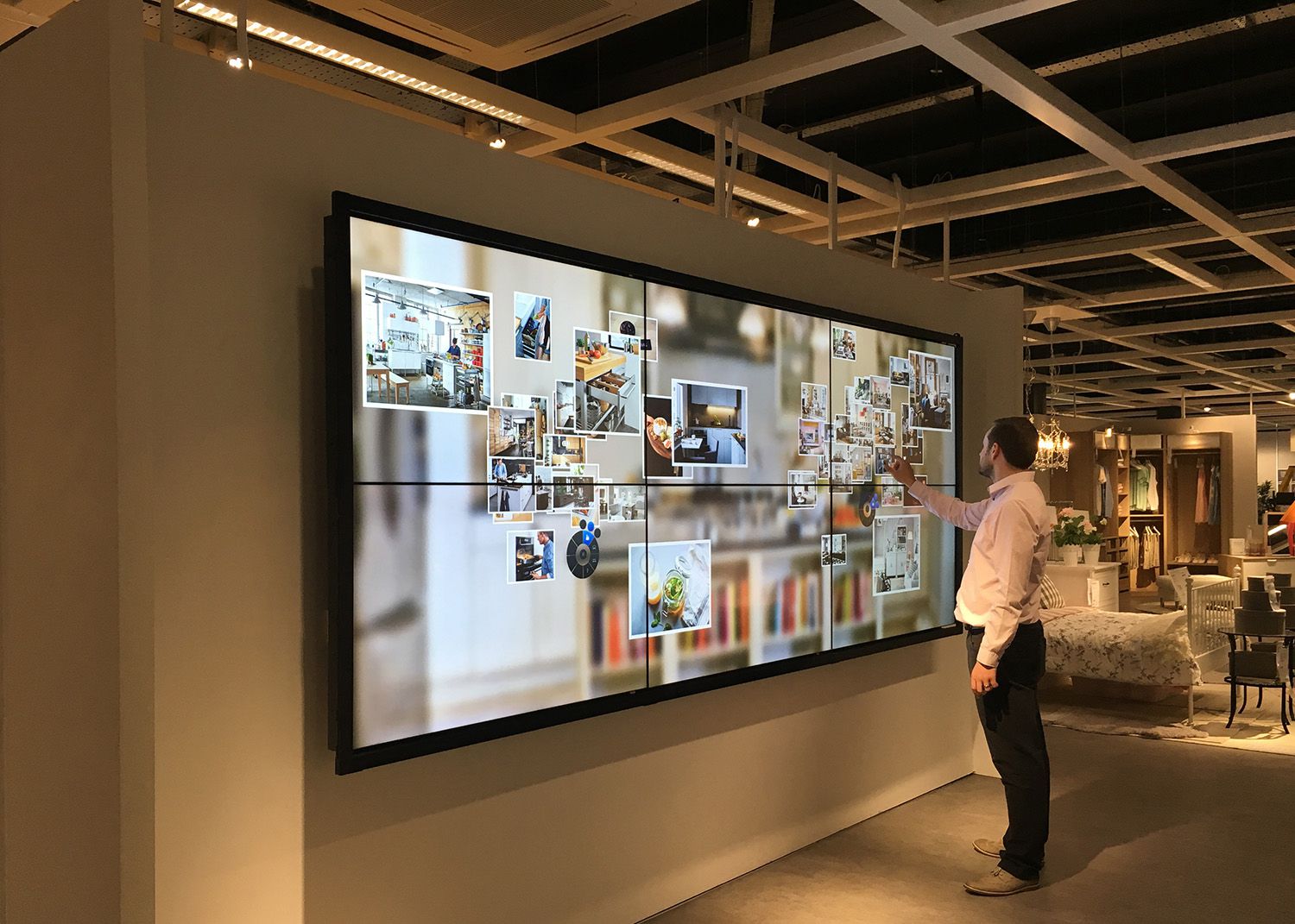 foto einer Videowall. Die videowall steht in einem IKEA.